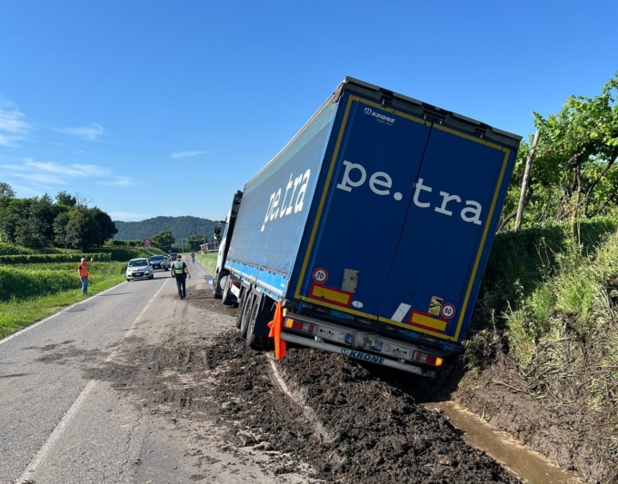 Camion esce di strada: chiusa la SpXII tra Erbusco e Adro