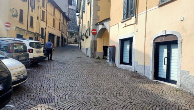 Finisce contro un muro con la bici elettrica: grave un uomo
