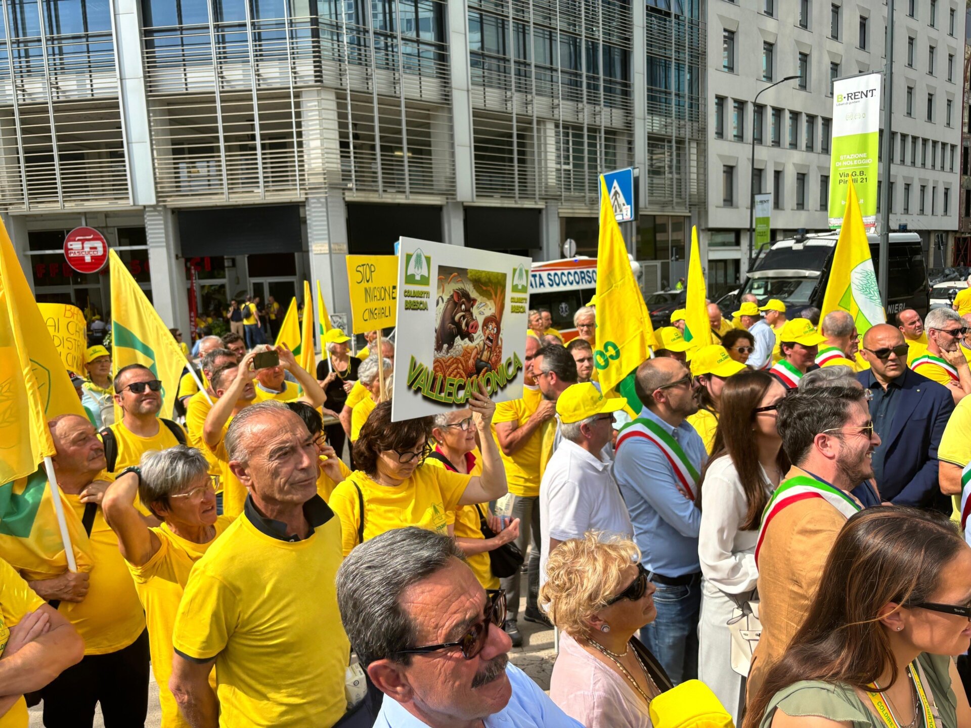 bresciani alla manifestazione cinghiali a Milano