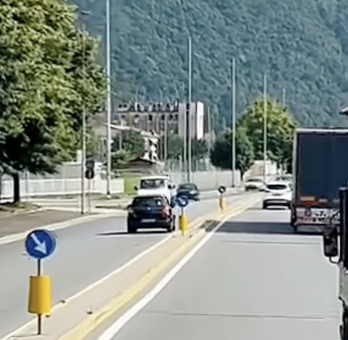 Sp345, un’auto viaggia in contromano: il video è virale