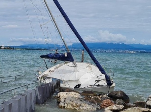 Natante arenato sul Garda, l’appello della Guardia Costiera