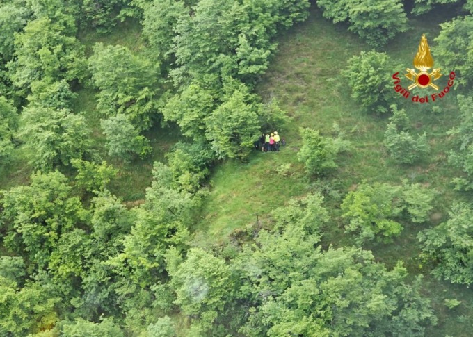 Quattro persone in difficoltà a 1000 metri di quota, i Vigili del Fuoco intervengono con il Drago 141