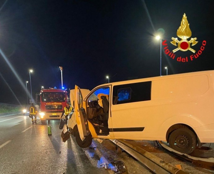 Tangenziale Ovest, conducente perde il controllo dell’automezzo e sbatte contro lo spartitraffico