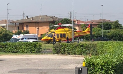 Sta lavorando in strada e viene investito: arriva l'elisoccorso