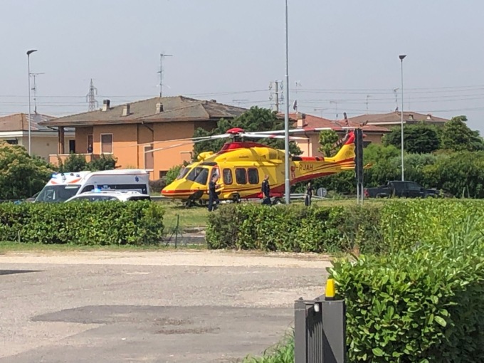 Sta lavorando in strada e viene investito: arriva l’elisoccorso