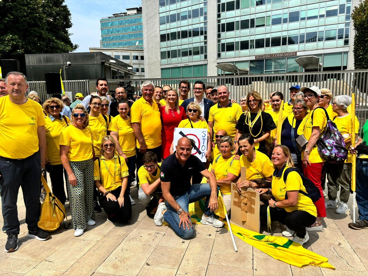 una delegazione di bresciani alla portesta a Milano con la presidente Laura Facchetti