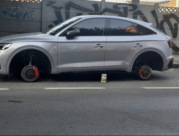 Auto rimane senza pneuematici, l’amara scoperta