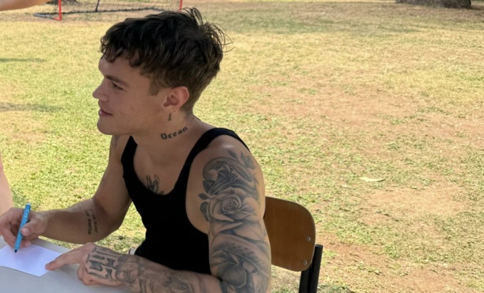 Blanco fa una sorpresa ai bambini del grest nella sua Calvagese