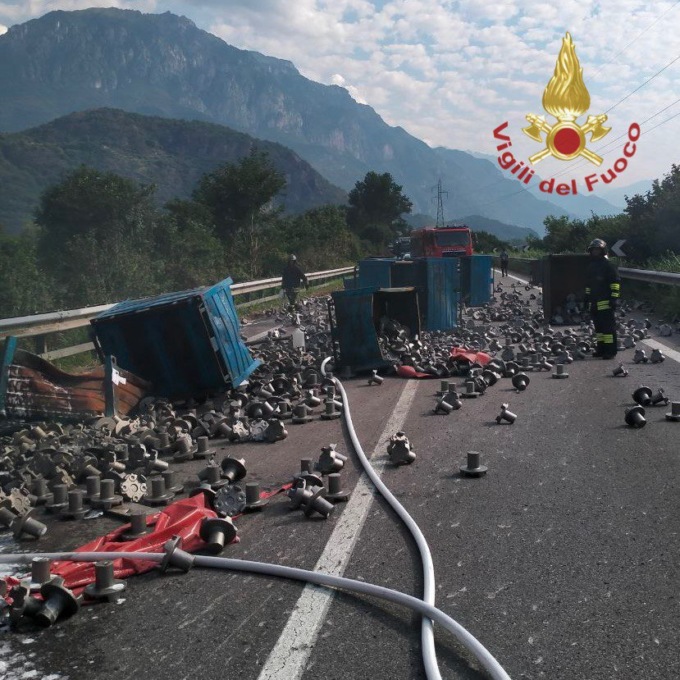 Camion a fuoco ad Artogne: strada riaperta
