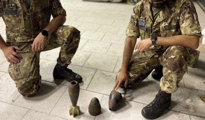 Dice di aver trovato un pugnale antico, la Locale in casa sua trova delle bombe