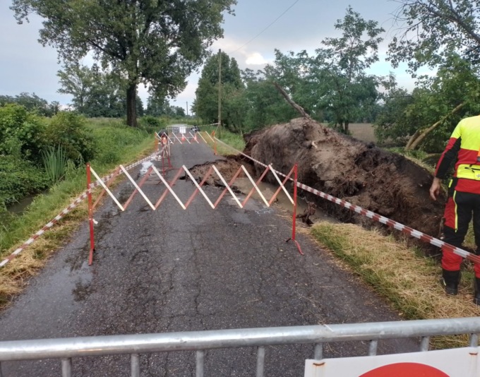 Maltempo: caduto un albero in via Rossa, transennata l’intera area