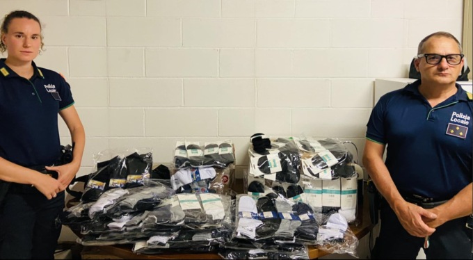 Importunano i clienti dei negozi: 8mila euro di multa e merce sequestrata a due venditori abusivi