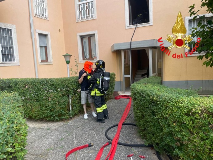 Incendio in un appartamento a Brescia, paura in mattinata