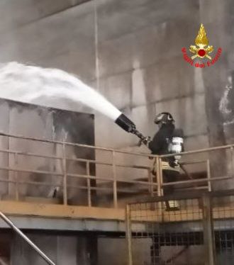 Incendio in un capannone a Nave, nessun ferito