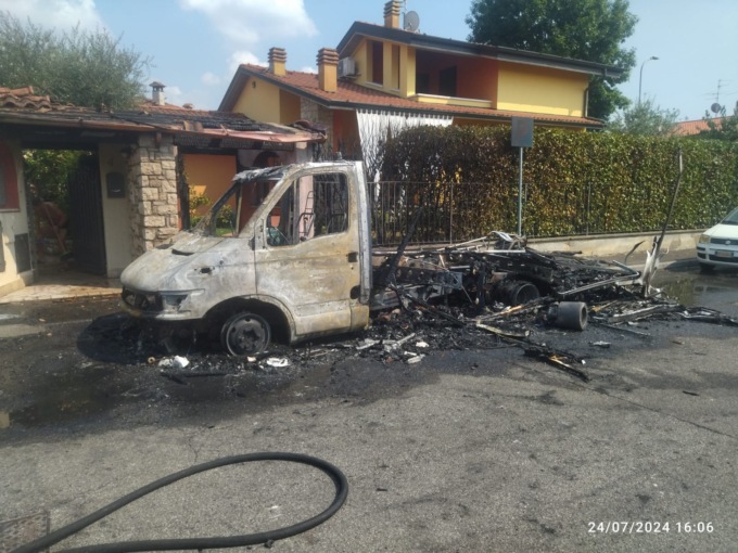Camper in fiamme a Ospitaletto, intervengono i Vigili del fuoco