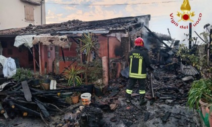 Garage in fiamme a Montichiari, intervenute tre squadre di Vigili del fuoco