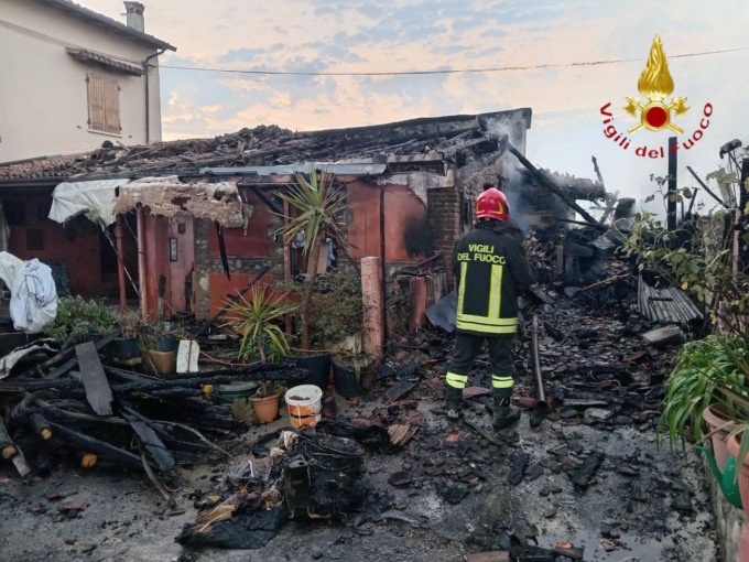Garage in fiamme a Montichiari, intervenute tre squadre di Vigili del fuoco