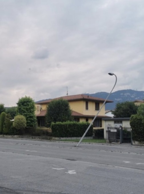 Urtano con l’auto i pali della pubblica illuminazione e fuggono: identificati dalla Locale