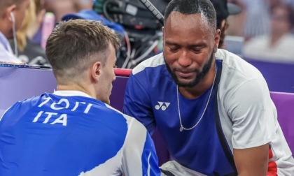 Parigi 2024: Giovanni Toti, dopo la vittoria nel badminton, consola Soren Opti