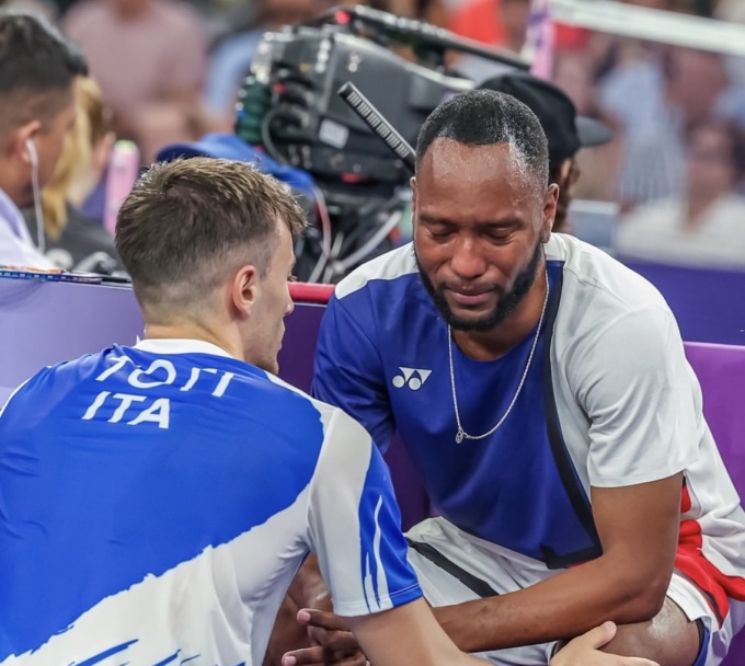 Parigi 2024: Giovanni Toti, dopo la vittoria nel badminton, consola Soren Opti