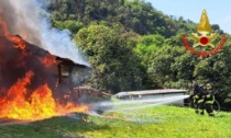 Piancamuno: a fuoco un magazzino di mezzi agricoli, Vigili del fuoco in azione