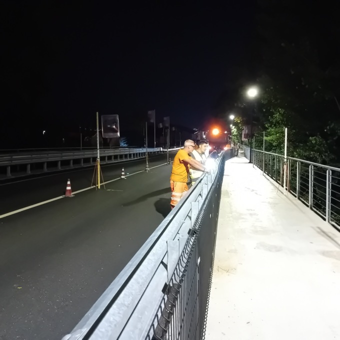 Ponte Sp572 a Manerba del Garda, nella notte la prova di carico