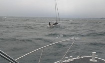 Quattro imbarcazioni e tredici persone in difficoltà sul Garda, interviene la Guardia Costiera