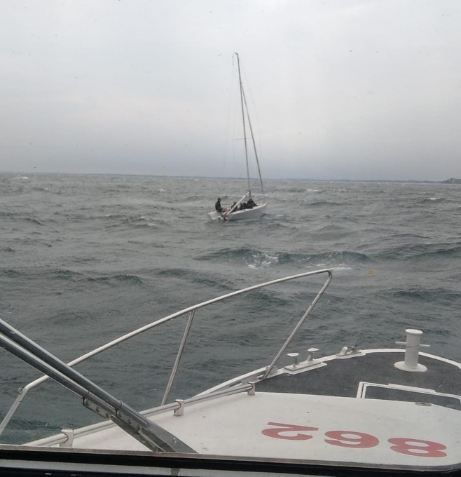 Quattro imbarcazioni e tredici persone in difficoltà sul Garda, interviene la Guardia Costiera