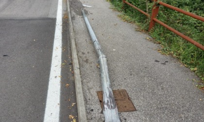 Sale sul marciapiede, abbatte un palo della luce e ci passa sopra con l'auto, la scoperta della Locale