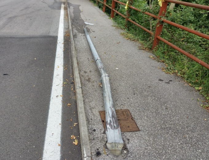 Sale sul marciapiede, abbatte un palo della luce e ci passa sopra con l’auto, la scoperta della Locale