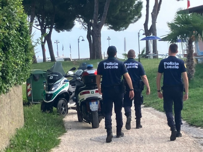 Sirmione: furto di alcolici al supermercato, i due ladri fuggono su due biciclette rubate