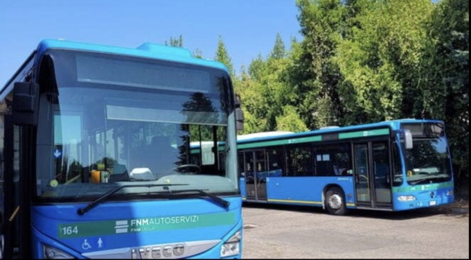 Ubriaco sul bus, autista si ferma e chiede aiuto