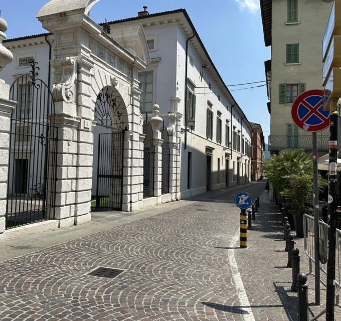 Via Trieste chiusa al traffico causa…festa