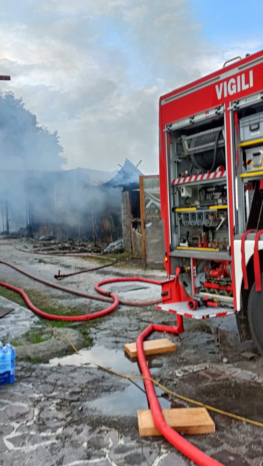 Incendio a Cazzago San Martino, in fiamme alcune rimesse