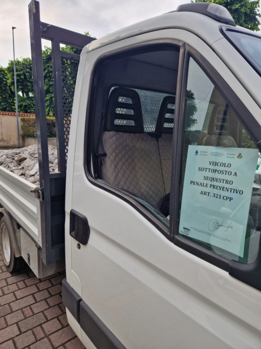 Abbandonava rifiuti edili nelle campagne: erbuschese beccato per la sesta volta