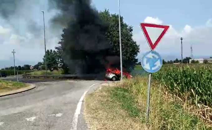 Auto in fiamme in località San Giorgio a Rovato
