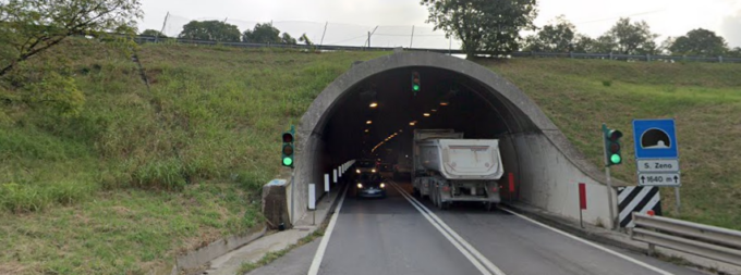 Lonato, tragico frontale in galleria: morto un centauro di 55 anni