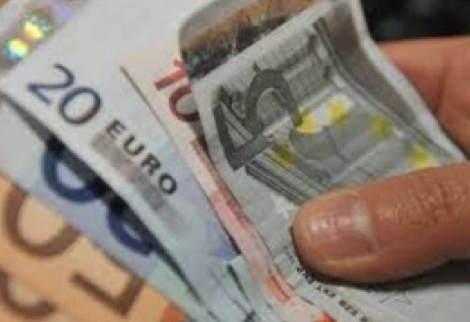 2mila euro per strada a Brescia, passanti allertano la Polizia Provinciale che recupera il denaro