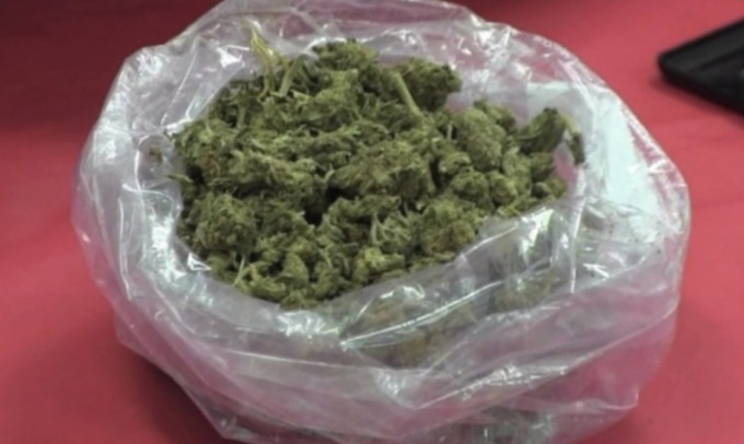 39enne fermato per un controllo, sotto alla carrozzeria dell’auto la Locale trova marijuana