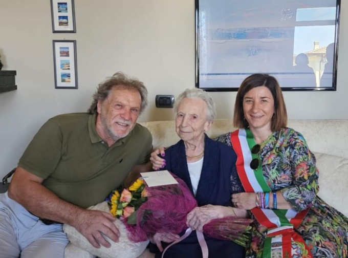 Maria Uberti gira la boa del secolo!