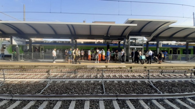 Aggredisce un ragazzo e gli stacca un dito a morsi: viaggio da incubo sul treno