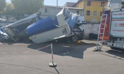 Auto urta contro i rulli dell'autolavaggio: crolla la struttura