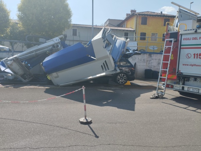 Auto urta contro i rulli dell’autolavaggio: crolla la struttura