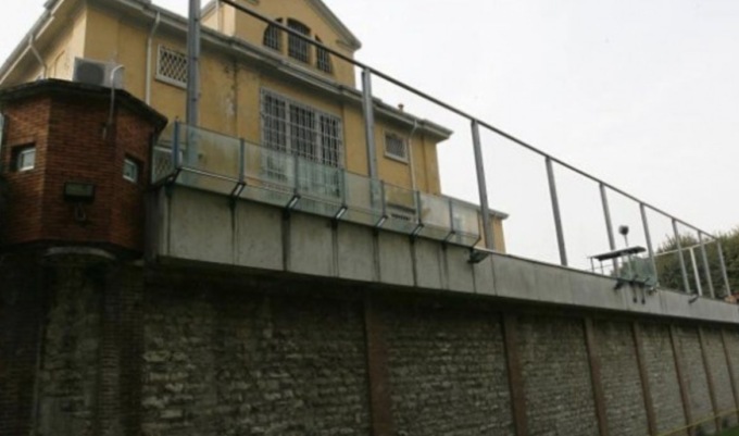 Droga in carcere, detenuto la nasconde nelle mutande