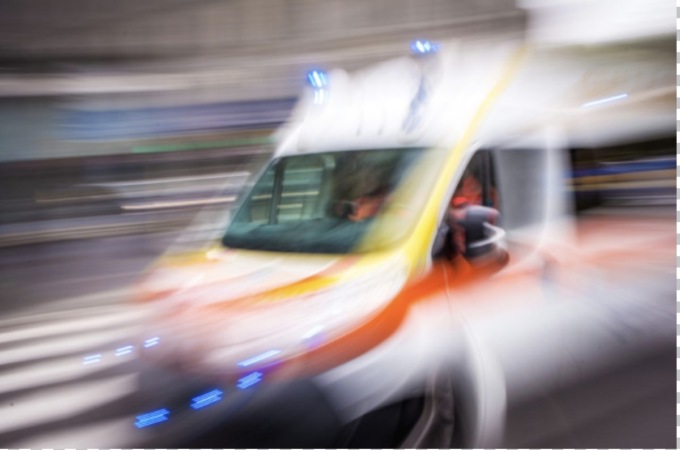 Sale sul tetto dopo il temporale,  cade nel vuoto e muore