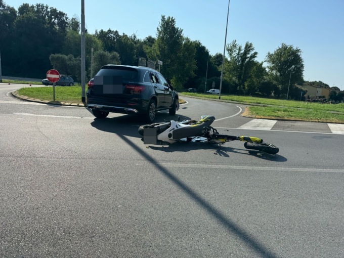 Incidente a Salò: scontro tra auto e moto, ferito un 22enne