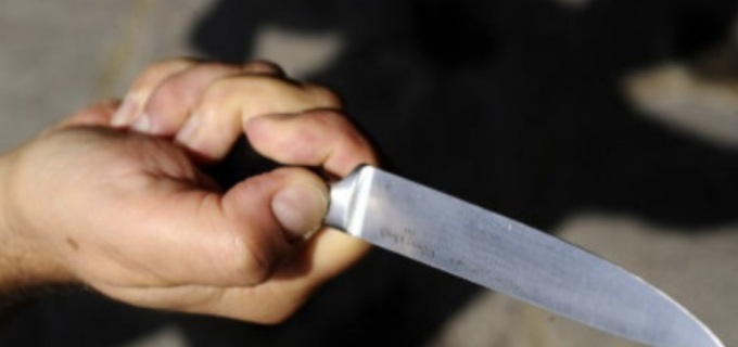 Armato di coltello minaccia i clienti di un bar e poi se la prende con i carabinieri