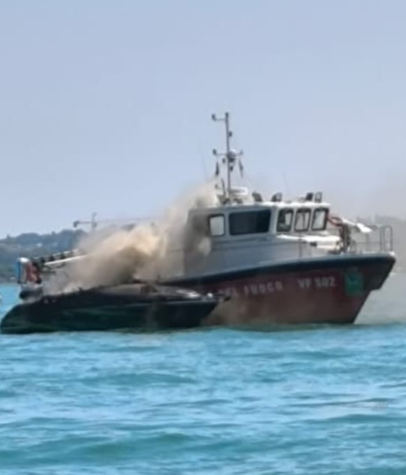 Motoscafo in fiamme sul Garda, l’intervento della Guardia Costiera