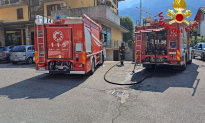 A fuoco un' autorimessa, Vigili del Fuoco in azione a Piancogno