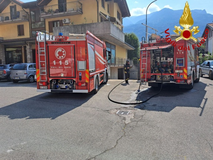A fuoco un’ autorimessa, Vigili del Fuoco in azione a Piancogno
